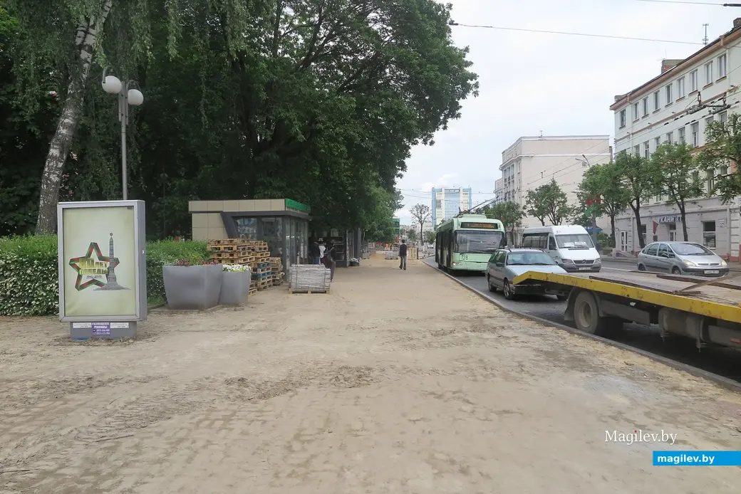11.06.2025 г. Могилев, ул. Первомайская, идет укладка тротуарной плитки.