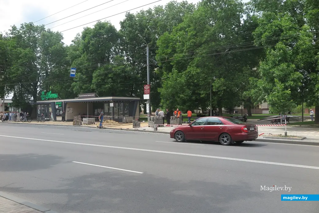 11.06.2025 г. Могилев, ул. Первомайская, идет укладка тротуарной плитки.