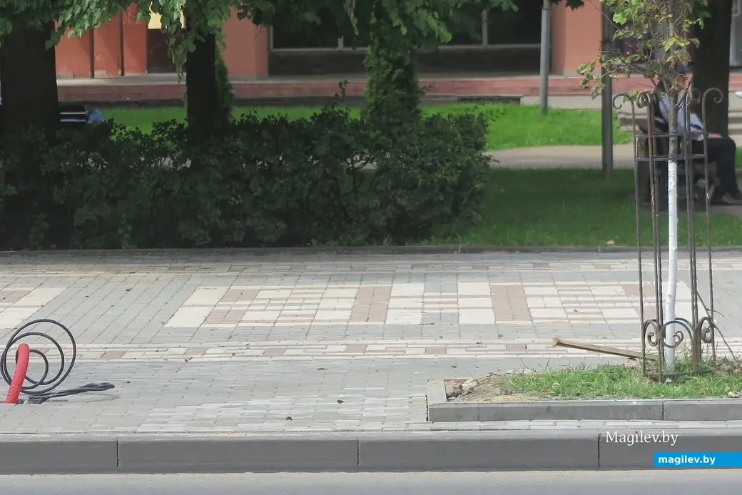 11.06.2025 г. Могилев, ул. Первомайская, идет укладка тротуарной плитки.