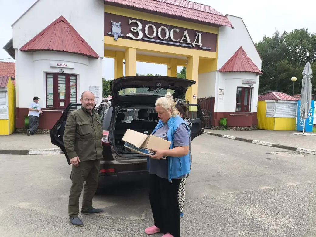 Момент передачи аистят в Могилевский зоосад.