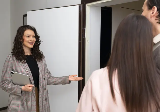 «С каждой зарплаты – 100 рублей НЗ». Специалист по продаже дверей из Бобруйска рассказала о своих доходах и расходах