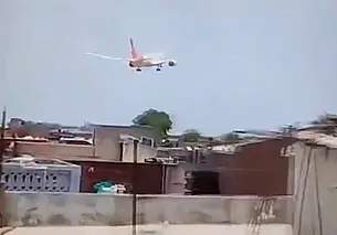 Самолет с 230 пассажирами на борту разбился в Индии (дополнено)