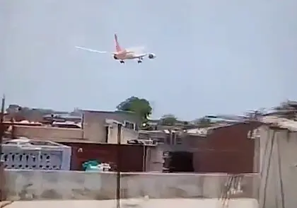 Самолет с 230 пассажирами на борту разбился в Индии (дополнено)