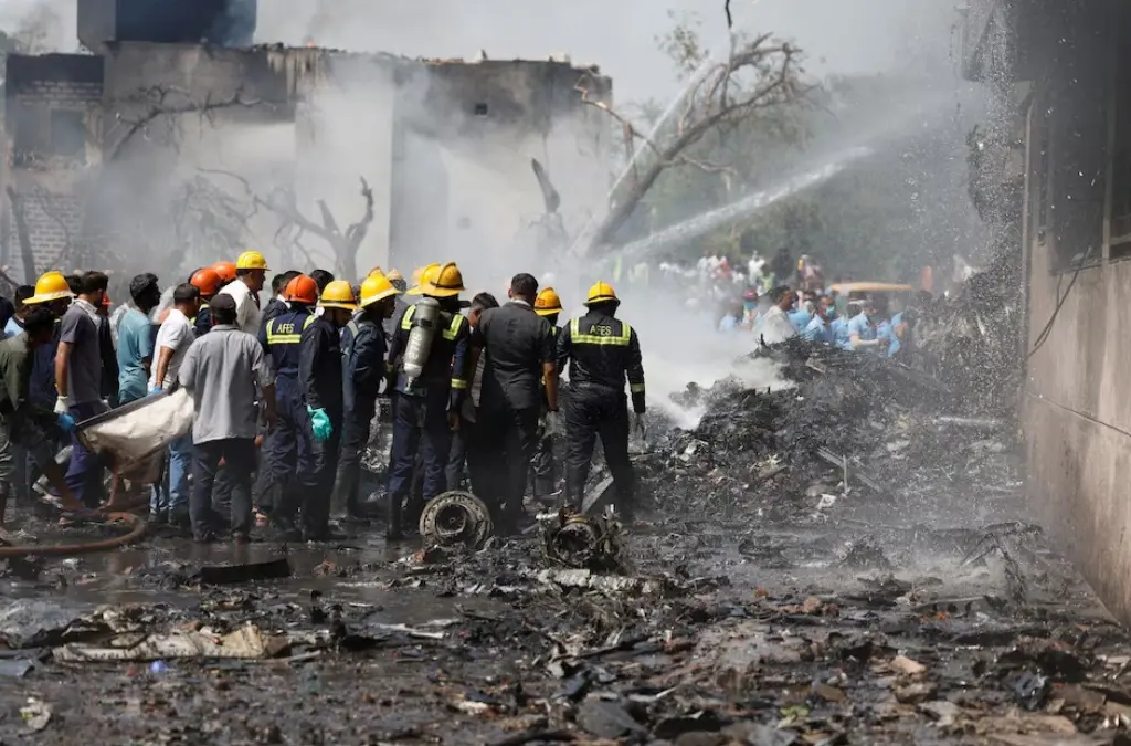 Индия, 12 июня 2025 года. Пожарные тушат пожар на месте крушения самолета Boeing 787 Dreamliner авиакомпании Air India в Ахмадабаде. Фото: Reuters.