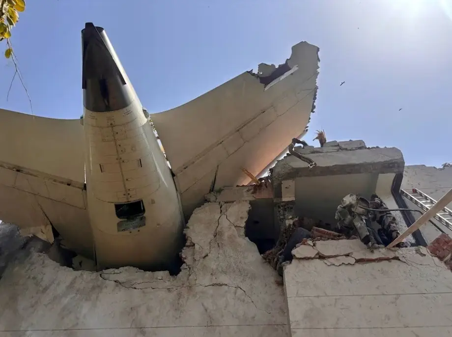 Индия, 12 июня 2025 года. На месте крушения самолета Boeing 787 Dreamliner авиакомпании Air India в Ахмадабаде. Фото: Reuters.