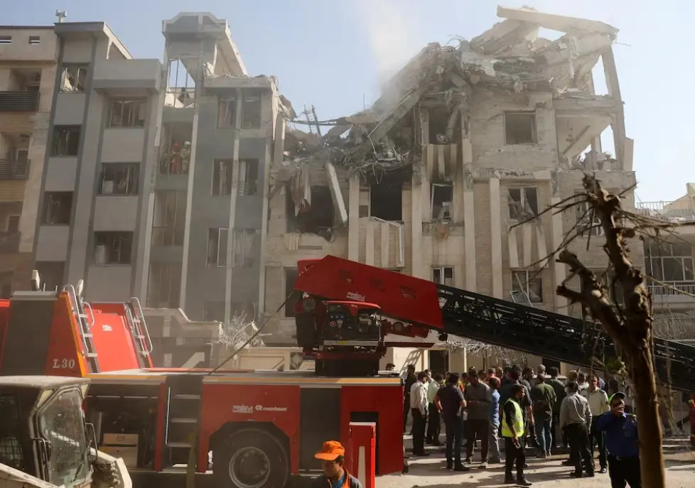 Спасатели работают на месте разрушенного здания в результате израильских авиаударов в Тегеране, Иран, 13 июня 2025 года. Фото: Reuters.