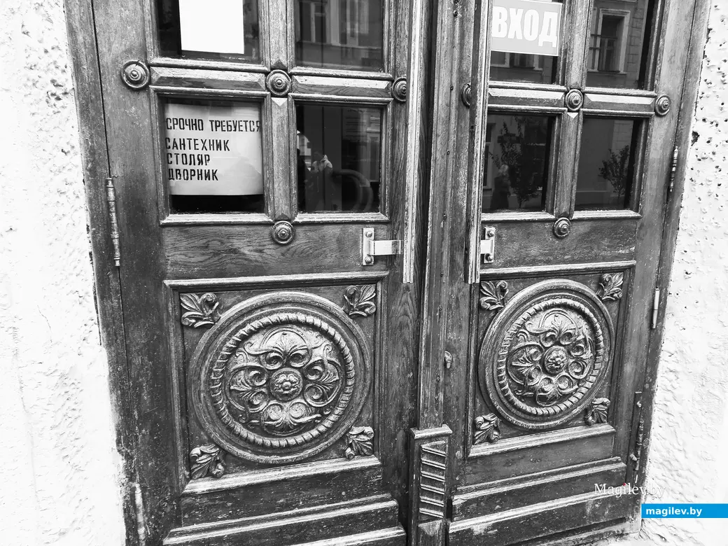 2023 год, Могилев. Входная дверь в учебный корпус бывшего пединститута (сейчас это университет имени Аркадия Кулешова) на Ленинской.