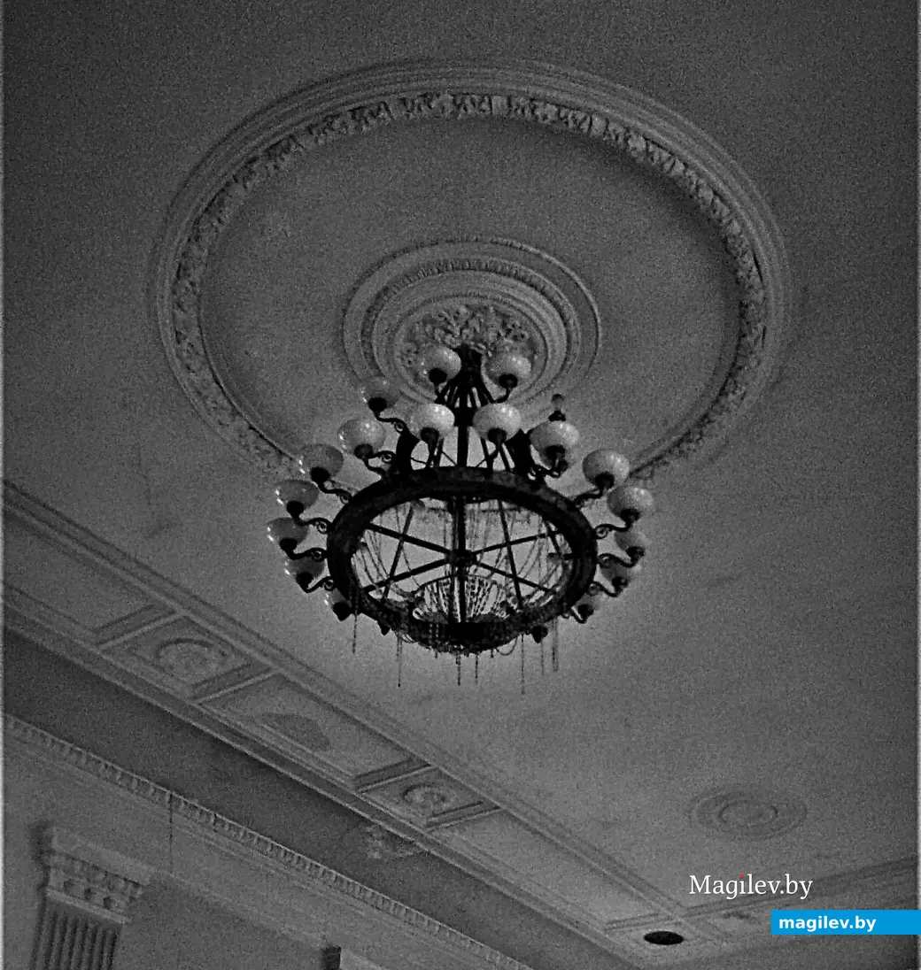 1970-е, Могилев, педагогический институт. Люстра актового зала, где проходили танцевальные вечера.