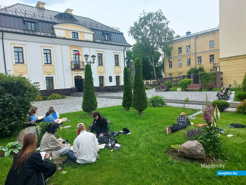 10.06.2025, Могилев. Студенты колледжа искусств за работой.