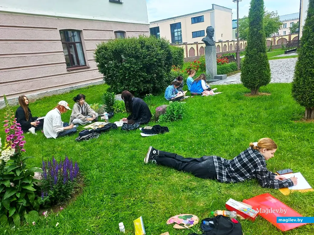 10.06.2025, Могилев. Студенты колледжа искусств за работой.