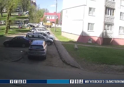 В Бобруйске водитель повредил стоящий автомобиль и скрылся. Его нашли