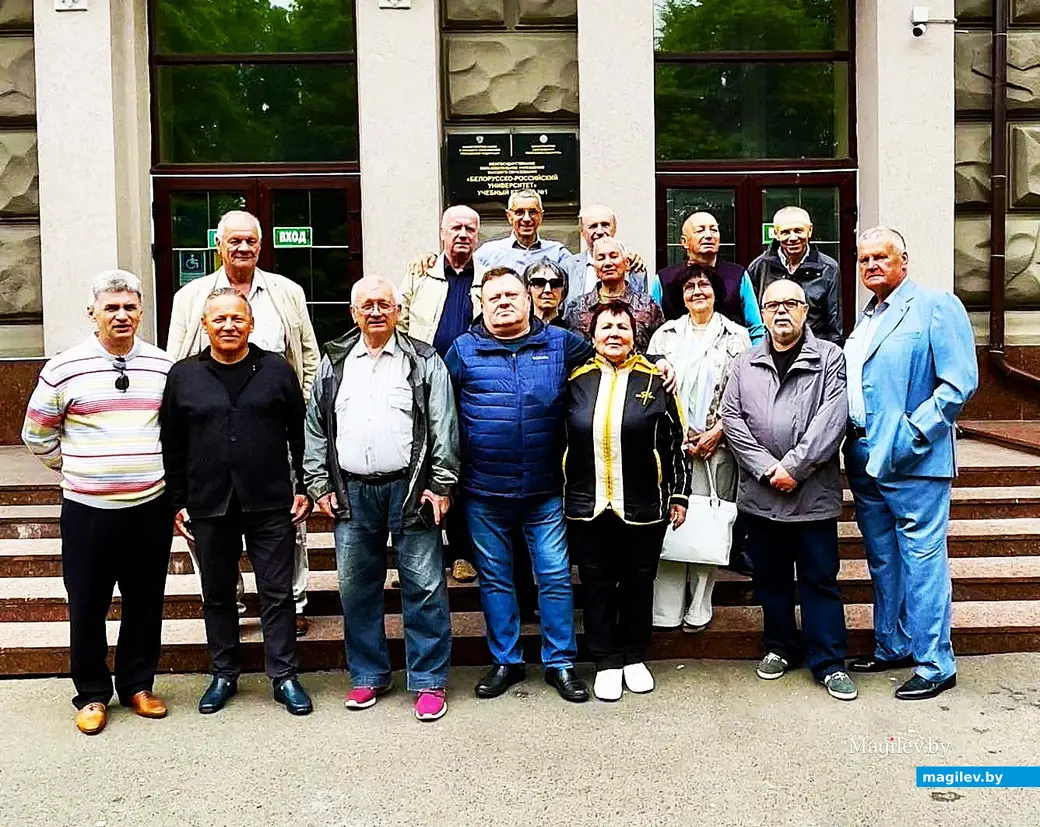14.06.2025, Могилев. Выпускники ММИ специальности ПТ возле первого корпуса Белорусско-Российского университета.