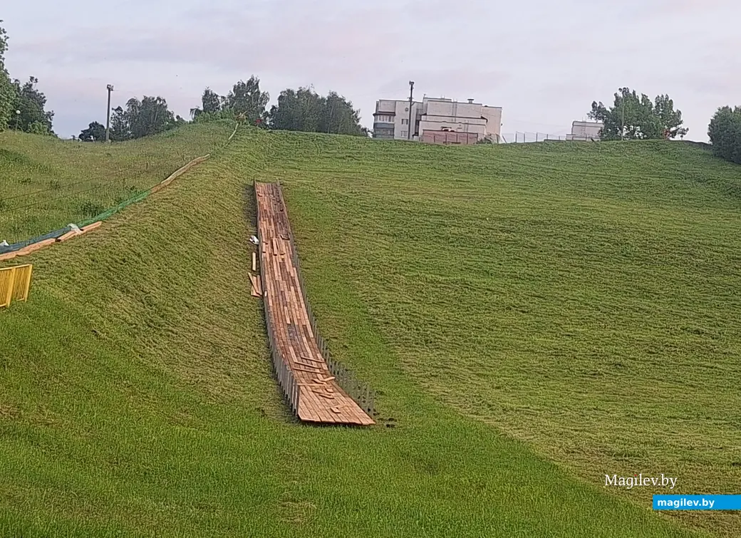 15.06.2025 г. Могилев, Печерский лесопарк. Здесь строят внесезонную тюбинговую трассу.