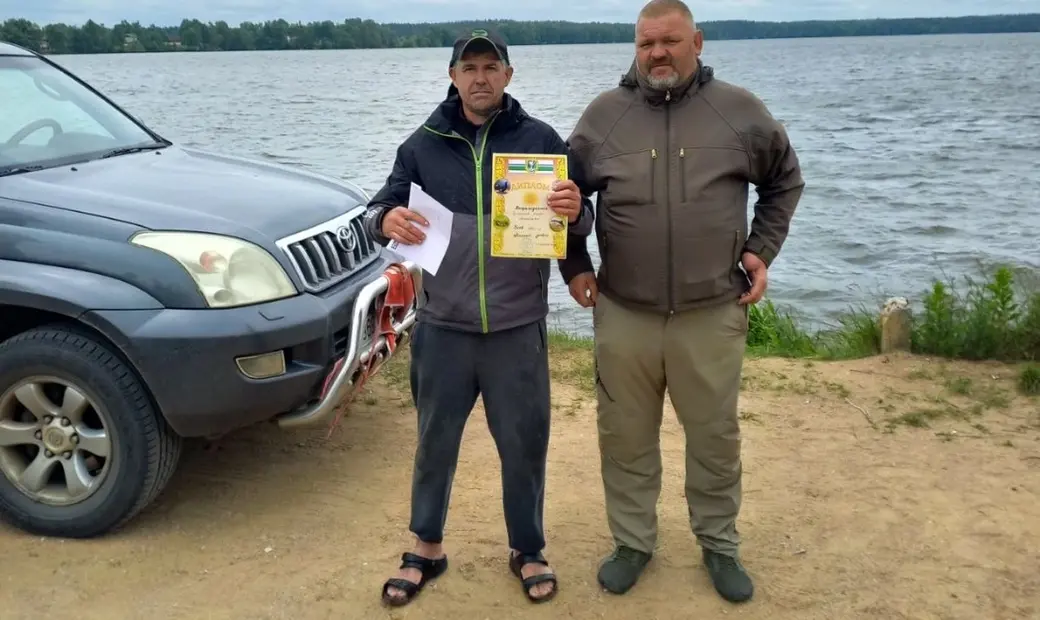 14.06.2025. Межрайонные соревнования по поплавочной ловле на Чигиринском водохранилище. Бобруйчанин Игорь Белиалов (слева) - победитель в личном зачете. Рядом с