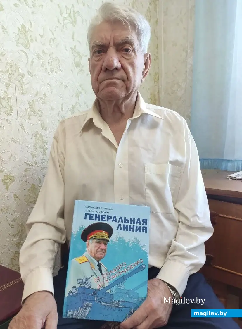 16.06.2025 г. Бобруйск. Станислав Румянцев со своей книгой.