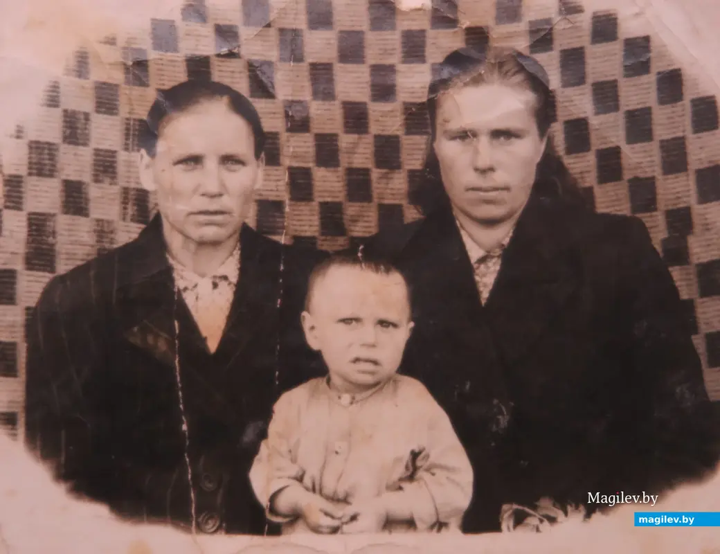 1950-е гг. Осиповичский район. Первое фото маленького Вити. На нем он с мамой и тетей Феклой.