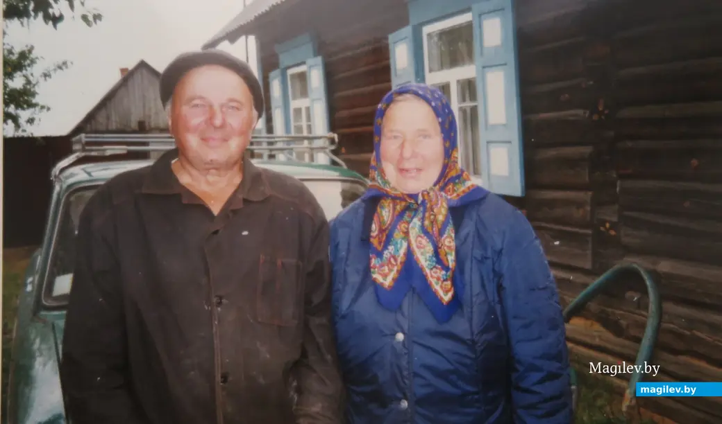 1990-е гг. Осиповичский район. Родители нашего героя возле родной хаты.