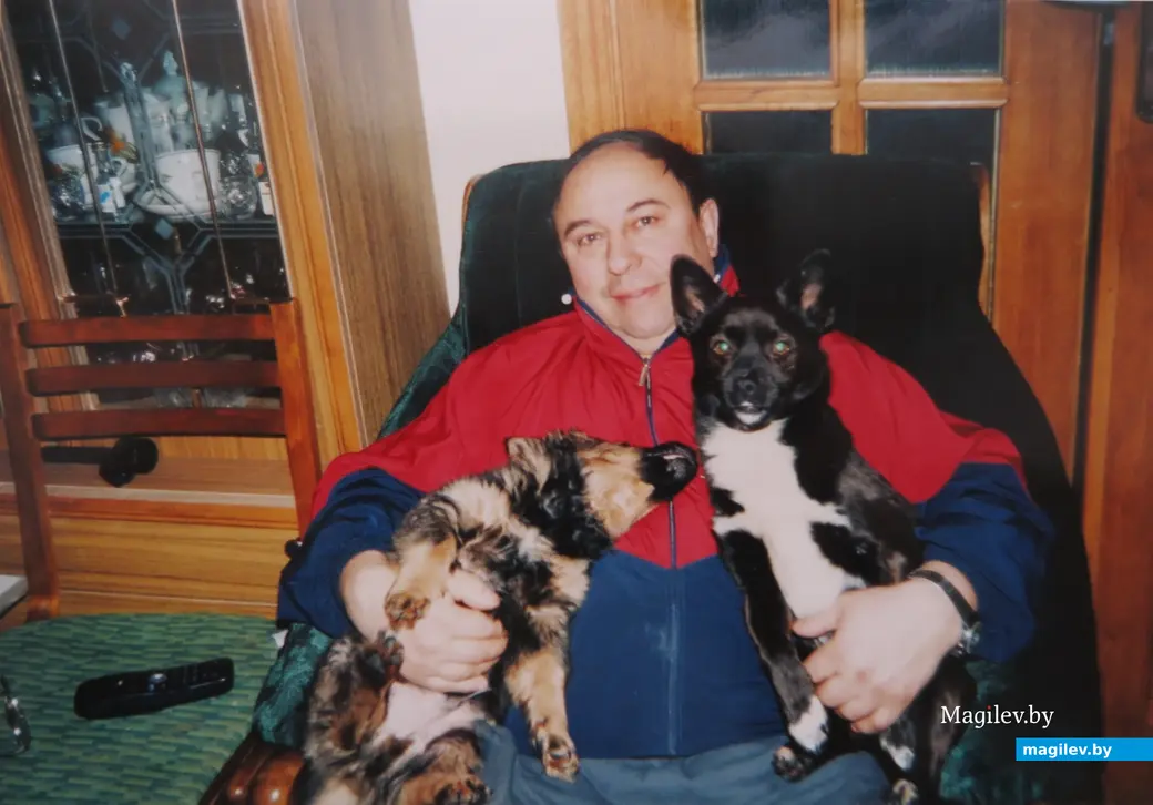 2000-е гг. Могилевский район. Наш герой был и остается собачником, дома у него всегда живут несколько псов.