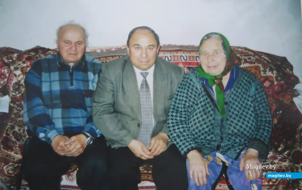 1990-е гг. Осиповичский район. Семья Пинчуков. Если в детстве сыну от родителей за проказы влетало, то, став старше, он видел, как им гордятся...