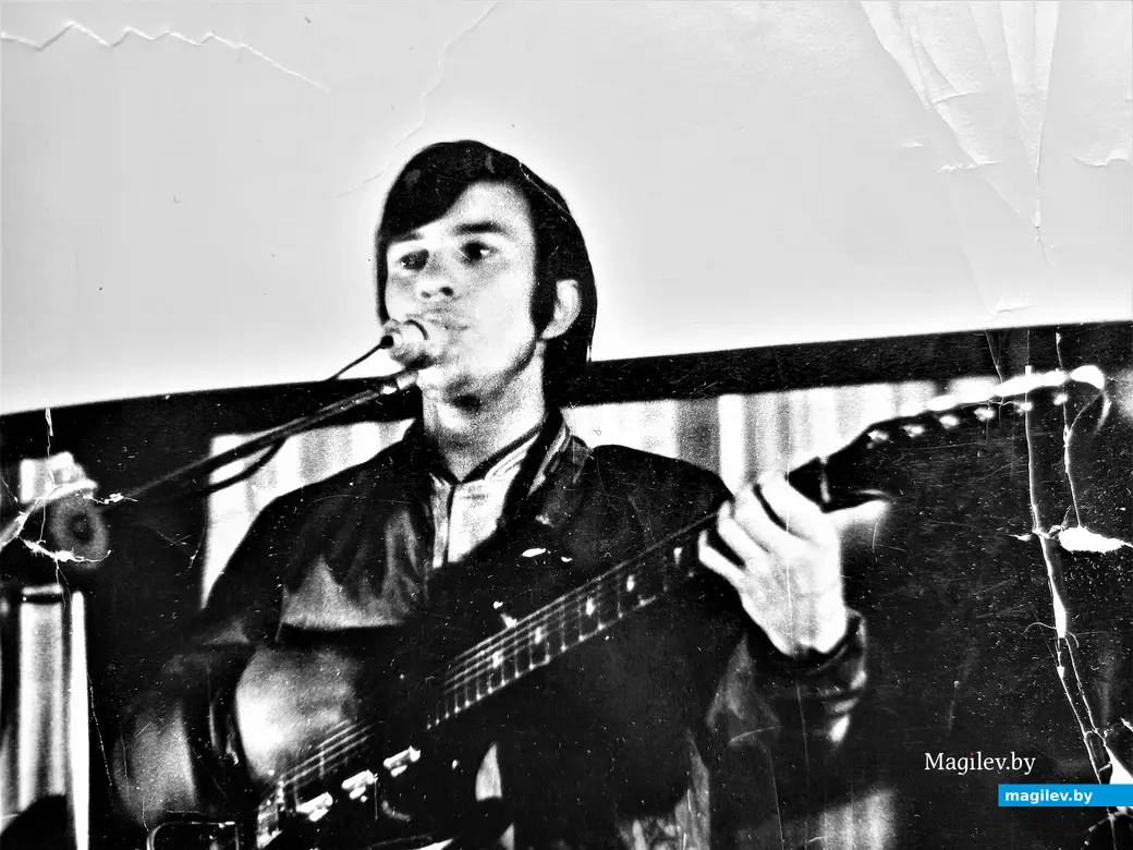 1970-е годы. Поет Валерий Катков. как тогда еще добавляли, Советский Союз!