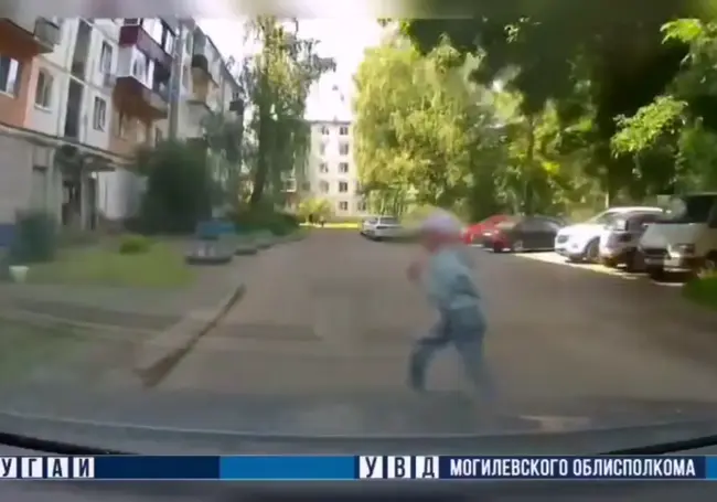 Автомобиль сбил ребенка во дворе дома в Могилеве