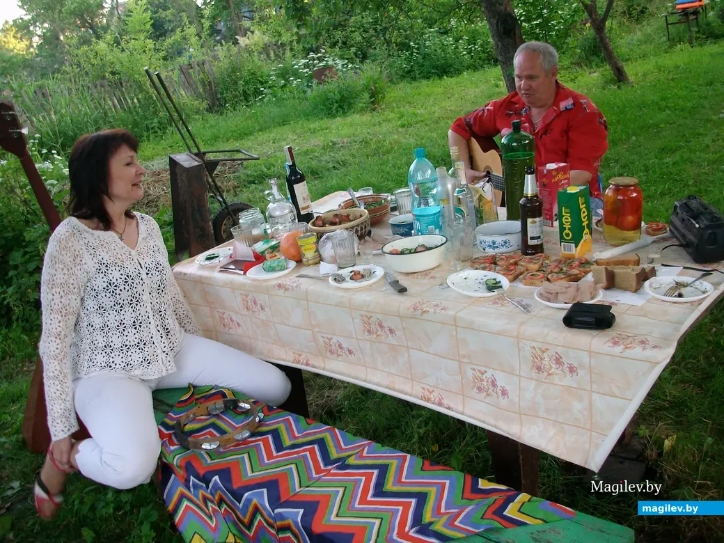 2012-й год, Могилев, Папенка. Наташа исполняет одну из песен. посвященных 70-летию Пола Маккартни. Гитара: Сергей Столяров (г. Бобруйск).