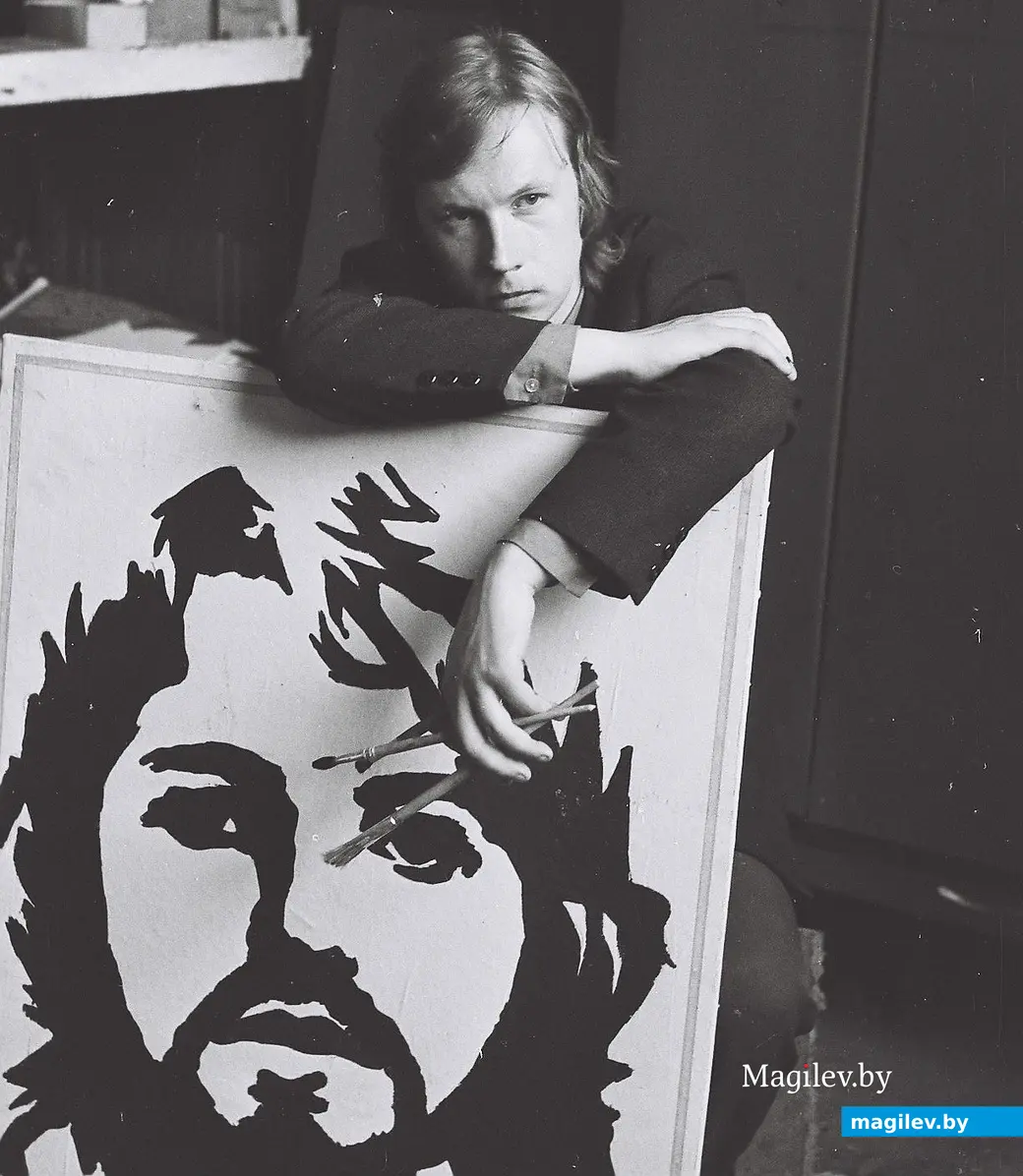 1970-е годы, Могилев. Леня Дюс с портретом Пола Маккартни. Фото Василя Титова.