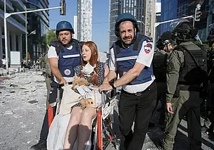 Иран нанес ракетный удар по медицинскому центру в Израиле