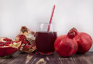 Как избежать инсульта: включите в меню гранатовый сок и финики