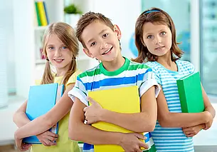 С 1 июля многодетные семьи могут подать заявление на матпомощь к школе