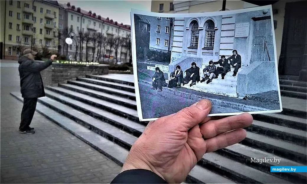 Сидеть на ступеньках – удовольствие еще то, будь ты в свитере или даже в пальто.