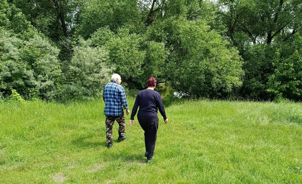 Июнь 2025 года. Дачный поселок «Глусская Росинка». Михаил Павлович и Ольга Петровна идут от своего дома к реке.