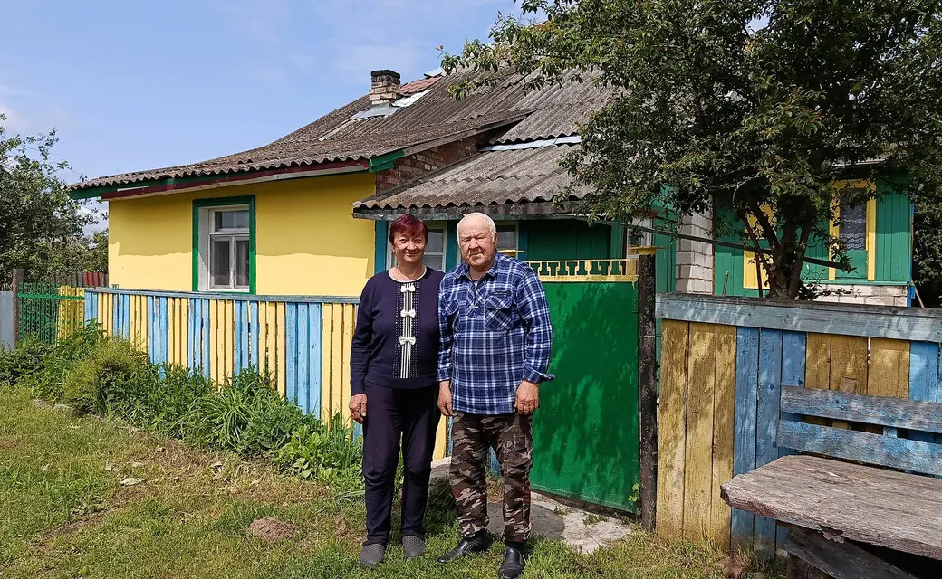 Июнь 2025 года. Михаил Павлович Храпко и его супруга Ольга Петровна Лузанова возле своего дома в дачном поселке.
