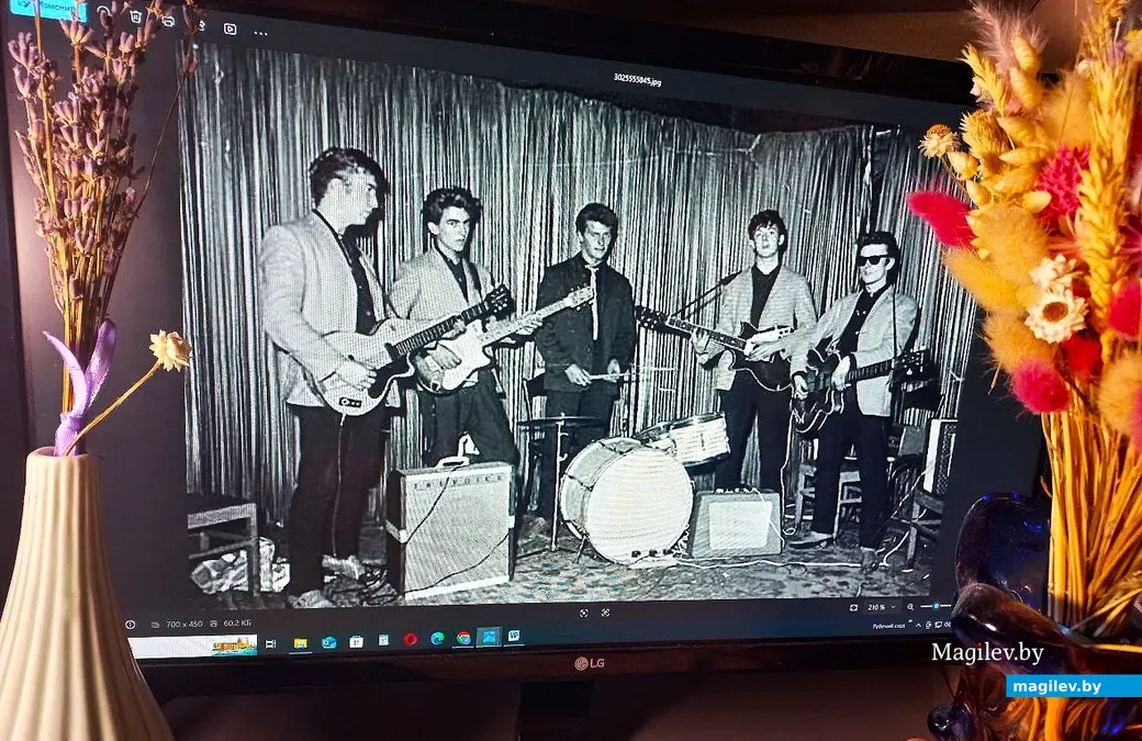 1960 год, Англия. Самый первый состав группы «The Beatles». Слева направо: Леннон, Харрисон, Бест, Маккартни, Сатклифф.