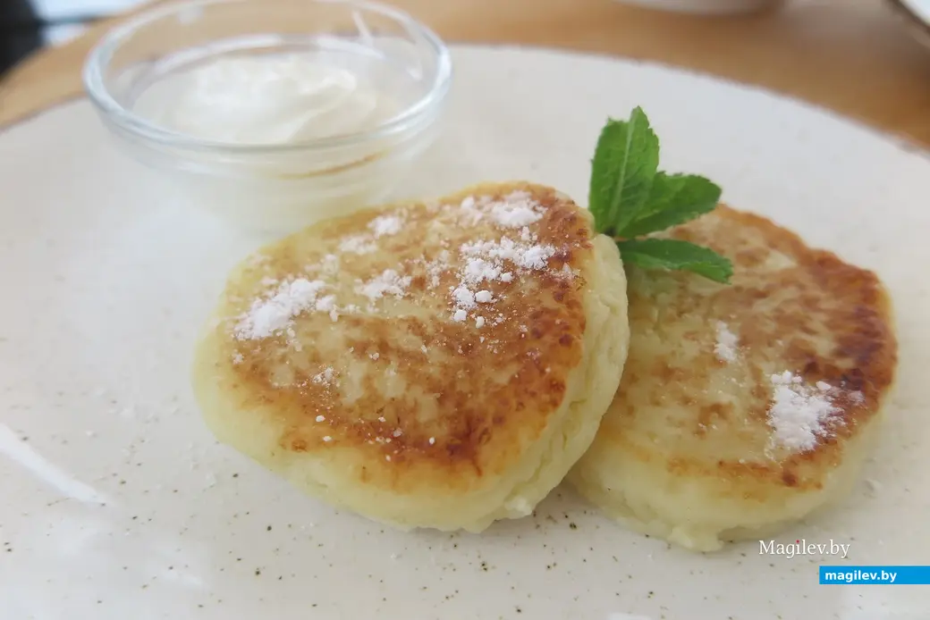 Июнь 2025 г. Могилев, ул.Симонова, ресторан «Санта Мария». Запеченные творожные сырники с кремом из сметаны .
