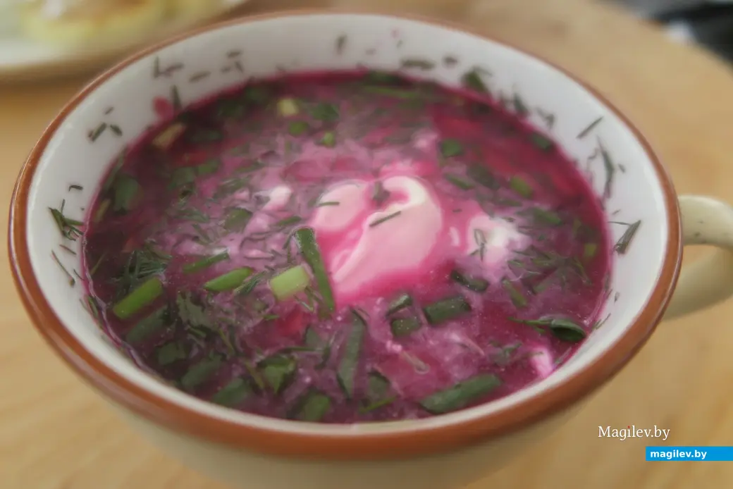 Июнь 2025 г. Могилев, ул.Симонова, ресторан «Санта Мария». Холодник по-могилёвски с хрустящими овощами и сметаной.