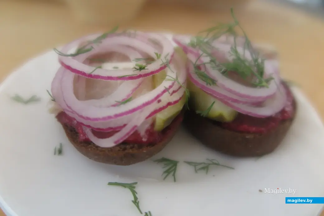 Июнь 2025 г. Могилев, ул.Симонова, ресторан «Санта Мария». Брускетты на бородинском хлебе с салом.