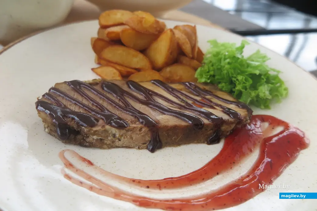 Июнь 2025 г. Могилев, ул.Симонова, ресторан «Санта Мария». Томленая свинина с брусничным соусом с картофелем из печи на гарнир.