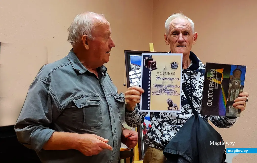 Владимир Крепский (справа) с призом зрительских симпатий.