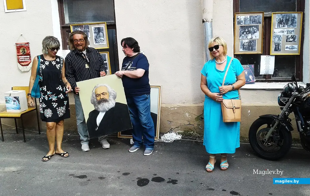 2017 год, Могилев, двор Алика Кузькина в Пожарном переулке. Второй справа – Леня Палевич (R.I.P.). Белая коробка слева.