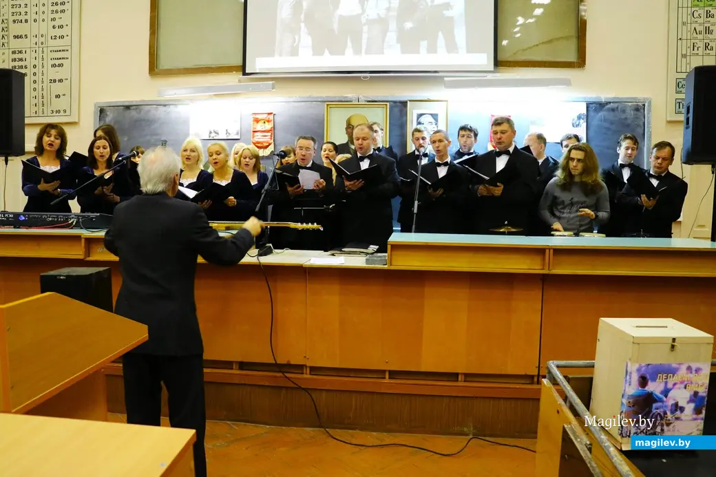 2017 год, Могилев, БРУ. Белая коробка справа.