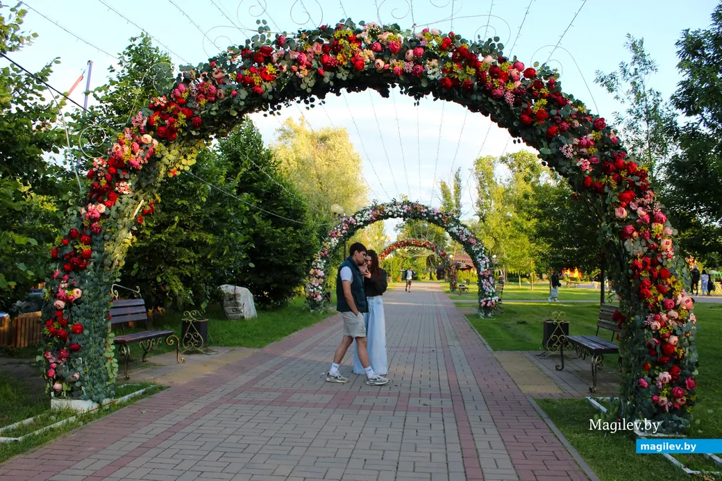24 июня 2025 года. Могилев. Парк Подниколье. Цветочная арка.