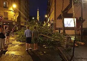 Сильнейший шторм обрушился на Париж. Фотофакт