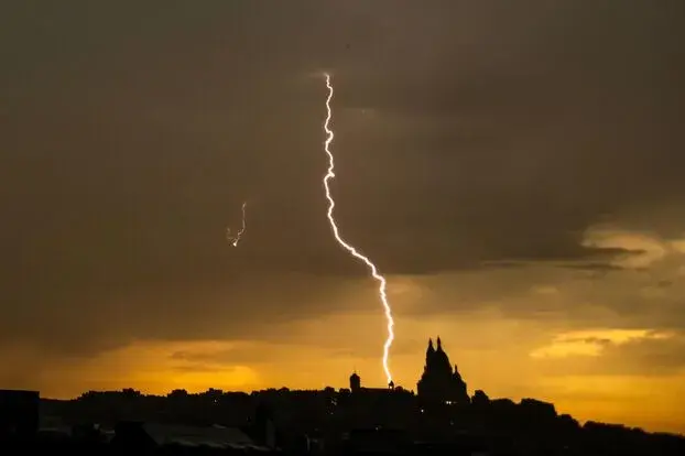 Париж, 25 июня 2025 года..Последствия шторма, который обрушился на столицу Франции.. Фото: АFP.