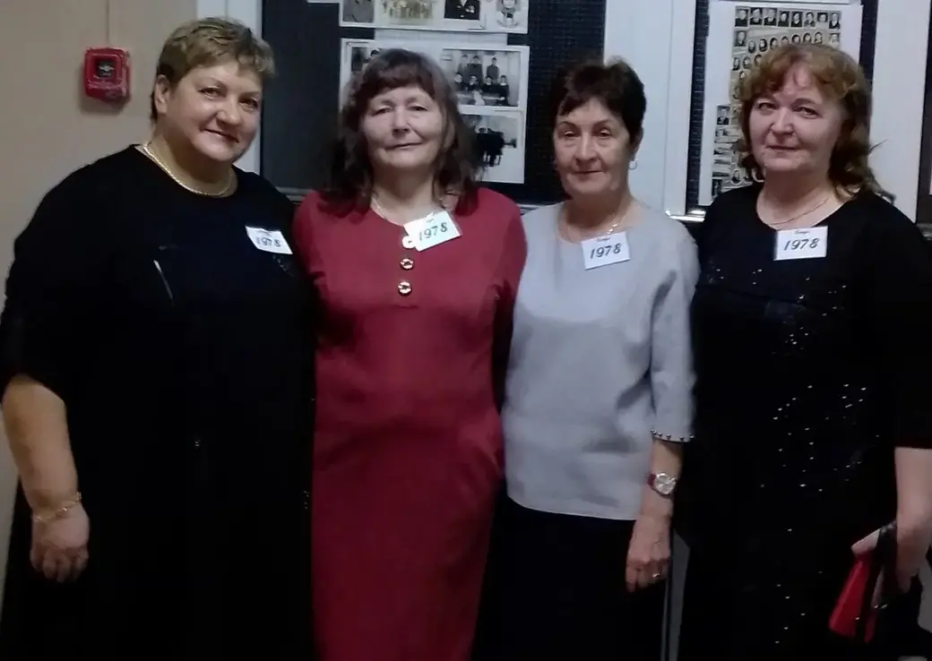 Ольга Алексеевна Кушнер (слева) на встрече выпускников, 45 лет после окончания школы. 1.02.2023 г. Кличев..