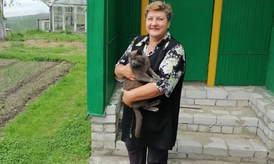 Ольга Алексеевна Кушнер у себя на даче с котом Яшей. Июнь 2025 год.