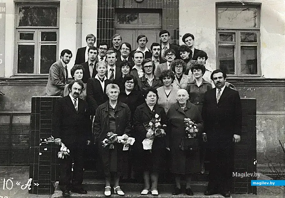 1982 год, сш №1, Могилев. 10-летие одного из классов. Дора Григорьевна Гинзбург – третья в нижнем ряду.