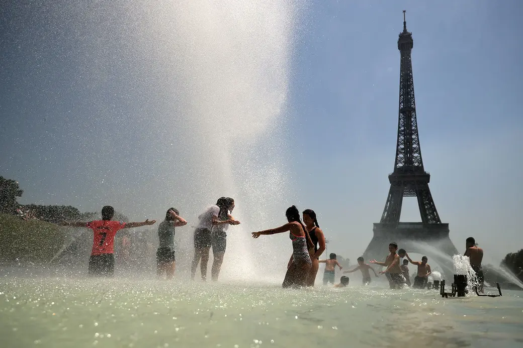 В Париже в ближайшие дни ожидается выше +35°C. Фото: AP