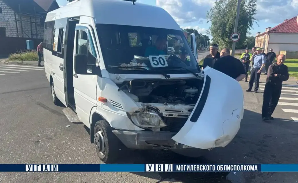 30.06.2025 г. «Маршрутка» и легковой автомобиль столкнулись в Бобруйске. Фото УГАИ УВД Могоблисполкома