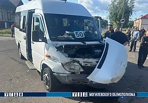 «Маршрутка» и легковой автомобиль столкнулись в Бобруйске